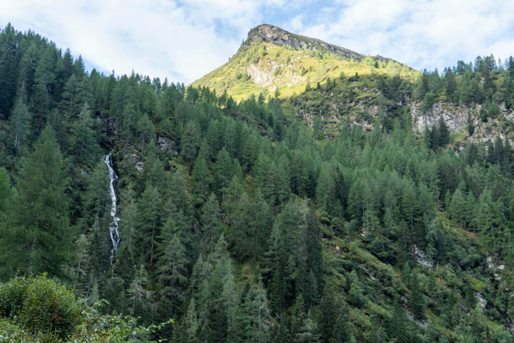 Wasserfall und Gipfelblick