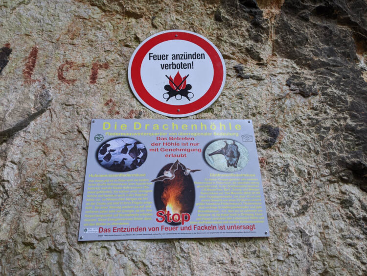 Schild am Eingang der Drachenhöhle