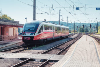 Zug am Bahnhof Spielfeld