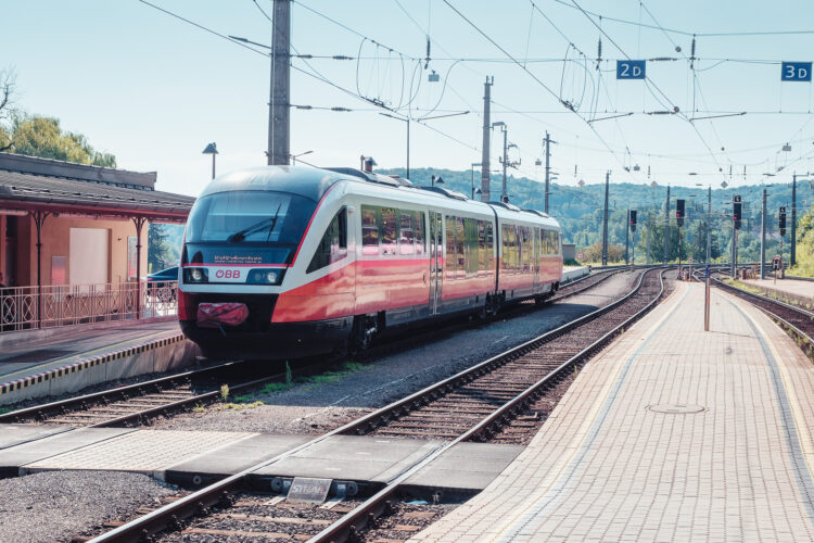 Zug am Bahnhof Spielfeld