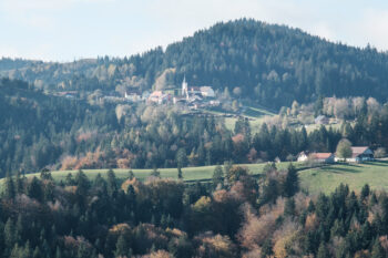 blick auf slowenisches dorf suedsteiermark