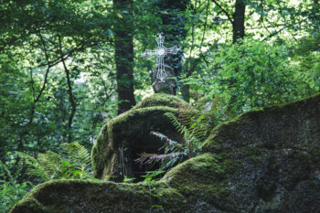 kreuz ueber grotte