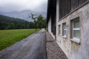 4 asphaltierter weg hall