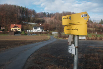 Von Gamlitz auf den Sernauberg – Rundwegwanderung 13 15 wegweiser sernauberg
